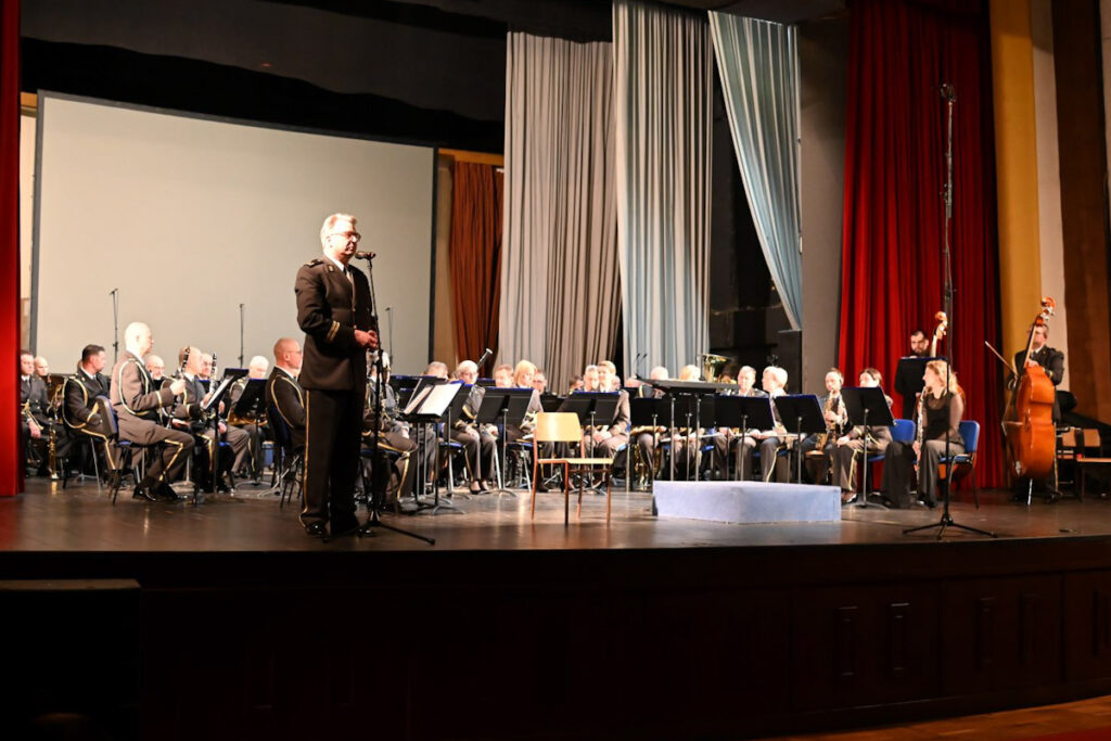 Slika https://www.morh.hr/wp-content/uploads/2023/03/2023-03-07-simfonijski-orkestar-osrh-1024x683.jpg