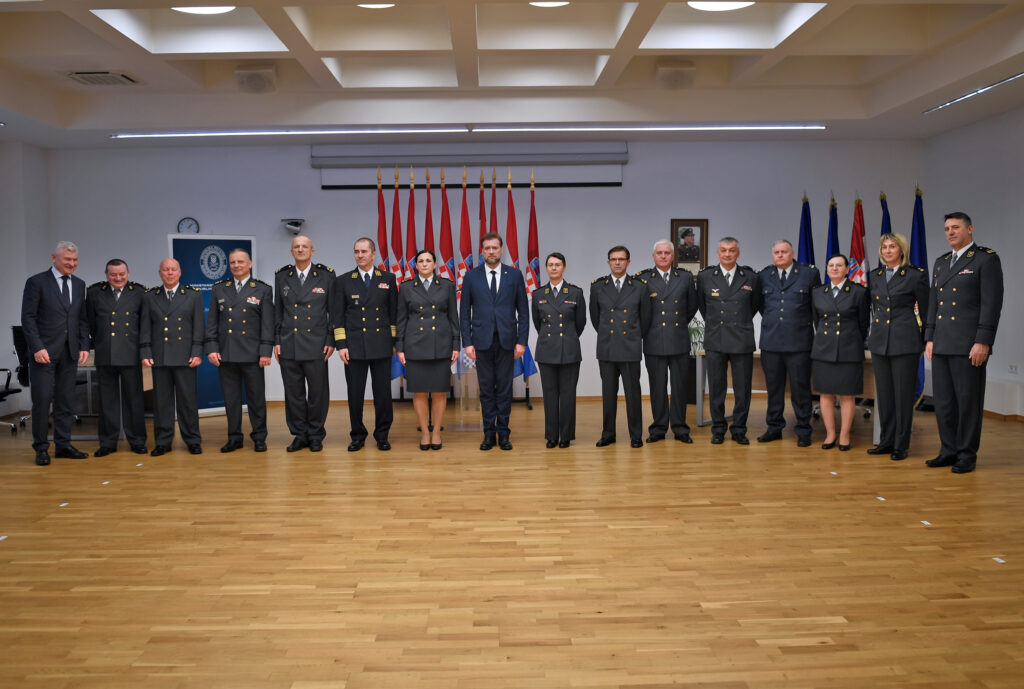 Slika https://www.morh.hr/wp-content/uploads/2023/03/2023-03-09-prisega-vojnostegovnih-sudaca-1024x689.jpg