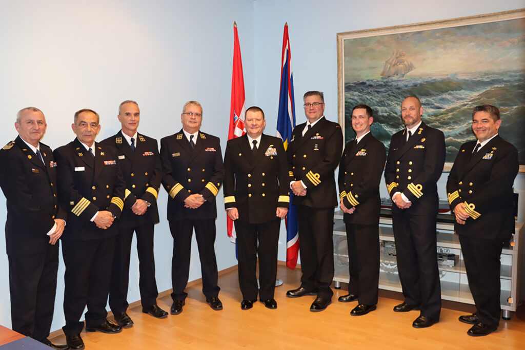 Slika https://www.morh.hr/wp-content/uploads/2023/03/2023-03-14-nato-skupina-ratnih-brodova-u-posjetu-hrm-u-splitu-1024x683.jpg