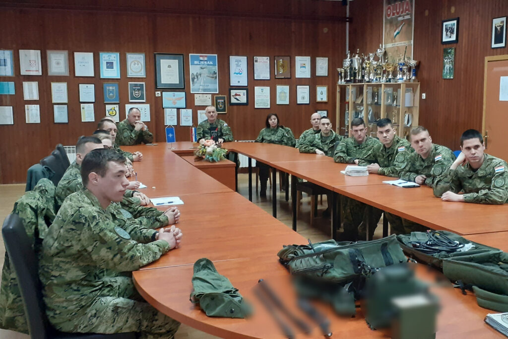 Slika https://www.morh.hr/wp-content/uploads/2023/03/2023-03-17-hvu-posjet-zss-3-1024x683.jpg