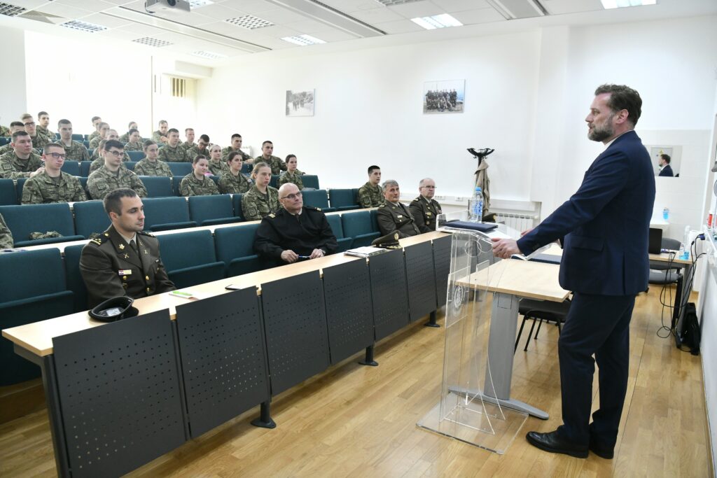 Slika https://www.morh.hr/wp-content/uploads/2023/03/2023-03-27-ministar-banozic-kadetima-na-hvu-u-najavio-povecanje-stipendija-1024x683.jpg