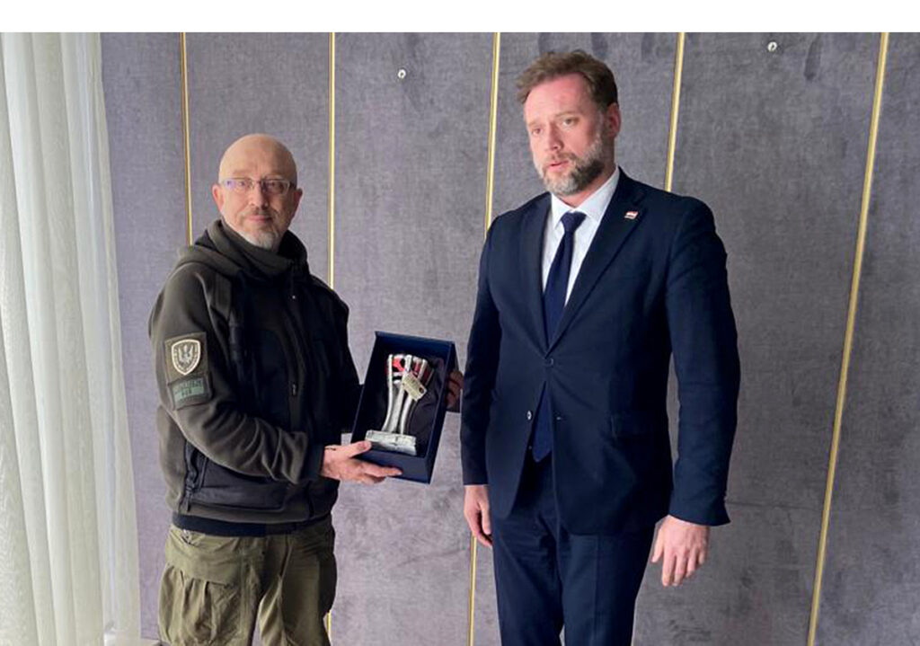 Slika https://www.morh.hr/wp-content/uploads/2023/03/2023-03-29-ministar-banozic-u-sluzbenom-posjetu-ukrajini-1-1024x719.jpg