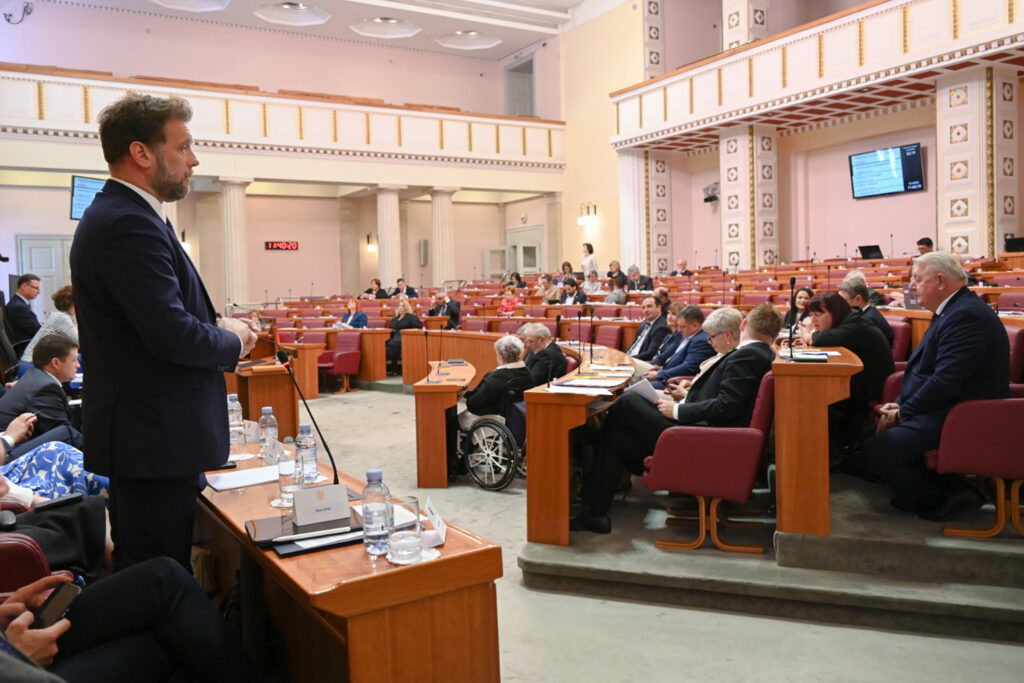 Slika https://www.morh.hr/wp-content/uploads/2023/04/2023-04-12-sabor-aktualno-prijepodne-1024x683.jpg