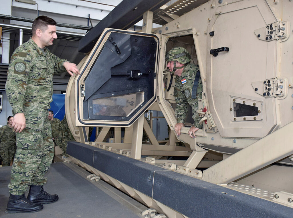 Slika https://www.morh.hr/wp-content/uploads/2023/04/2023-04-13-simulator-precrtanja-1024x763.jpg