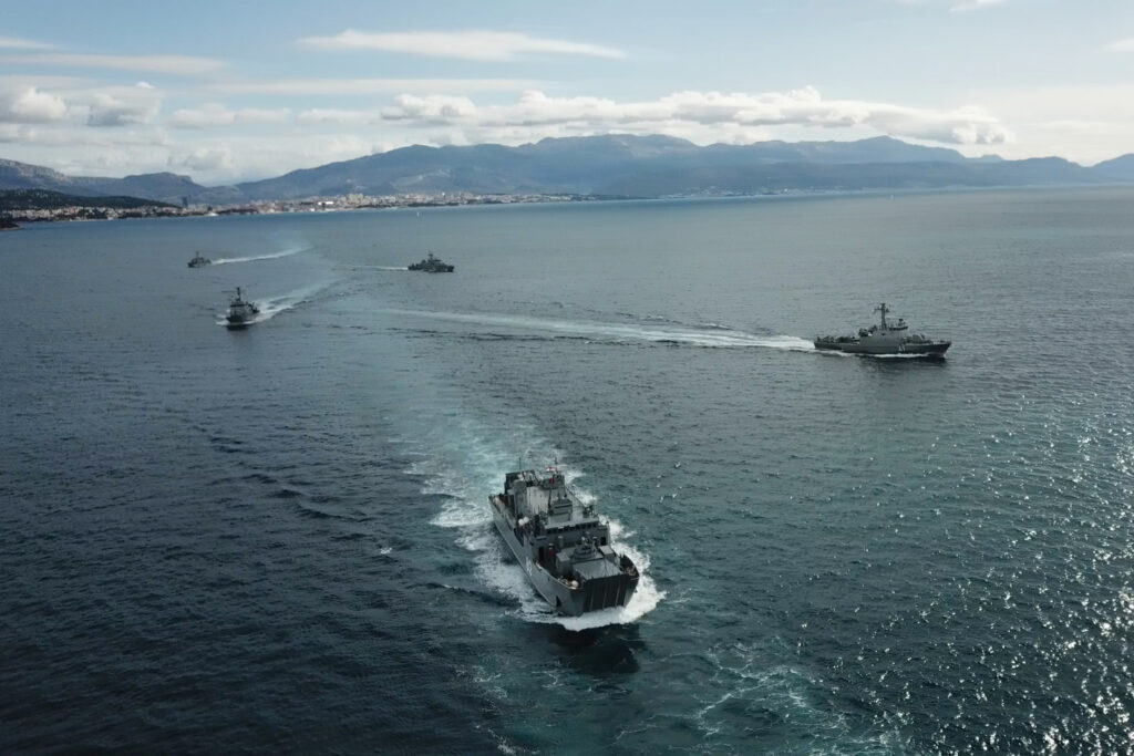 Slika https://www.morh.hr/wp-content/uploads/2023/04/2023-04-15-hrz-godisnje-vjezbe-1024x683.jpg