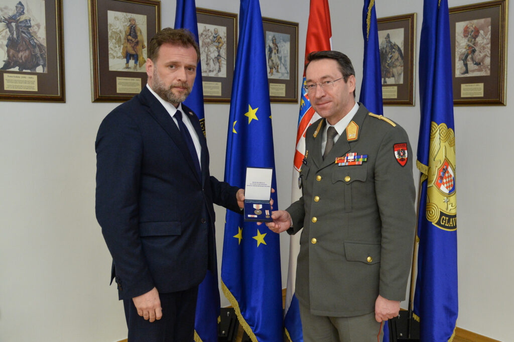 Slika https://www.morh.hr/wp-content/uploads/2023/04/2023-04-27-medalja-generalu-franku-4-1024x681.jpg