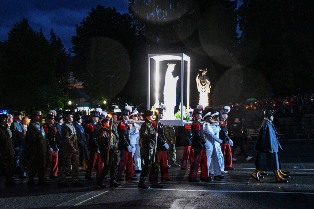 Slika https://www.morh.hr/wp-content/uploads/2023/05/2023-05-14-lurd-procesija-1024x683.jpg