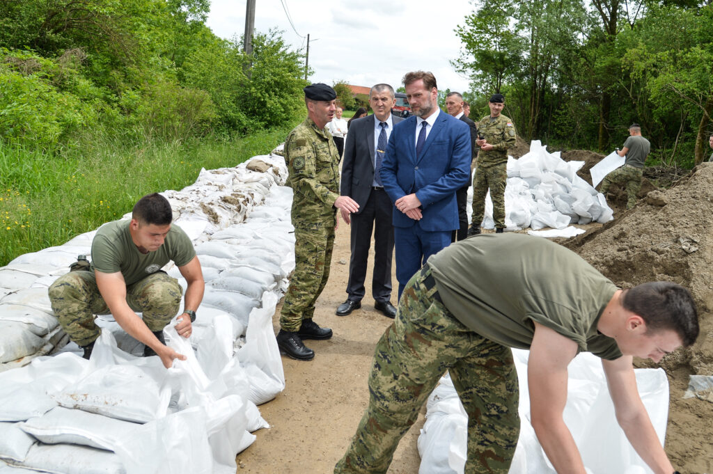 Slika https://www.morh.hr/wp-content/uploads/2023/05/2023-05-15-poplave-nova-drencina-08-1024x681.jpg