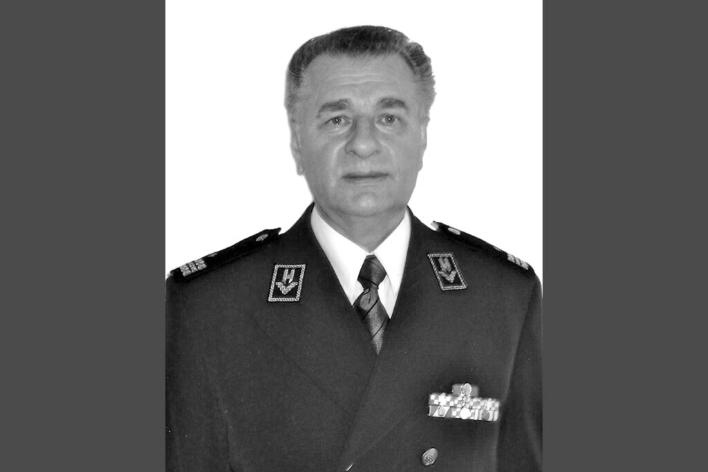 Slika https://www.morh.hr/wp-content/uploads/2023/06/2023-06-08-general-josip-petrovic-bw-1024x683.jpg