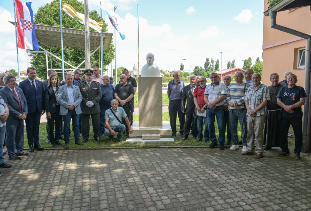 Slika https://www.morh.hr/wp-content/uploads/2023/06/2023-06-09-vukovar-danijel-reha-1024x695.jpg