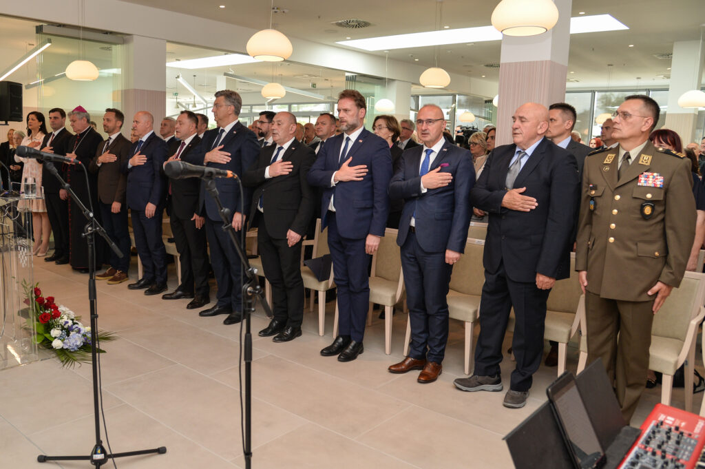 Slika https://www.morh.hr/wp-content/uploads/2023/06/2023-06-12-veteranski-centar-petrinja-2-1024x681.jpg