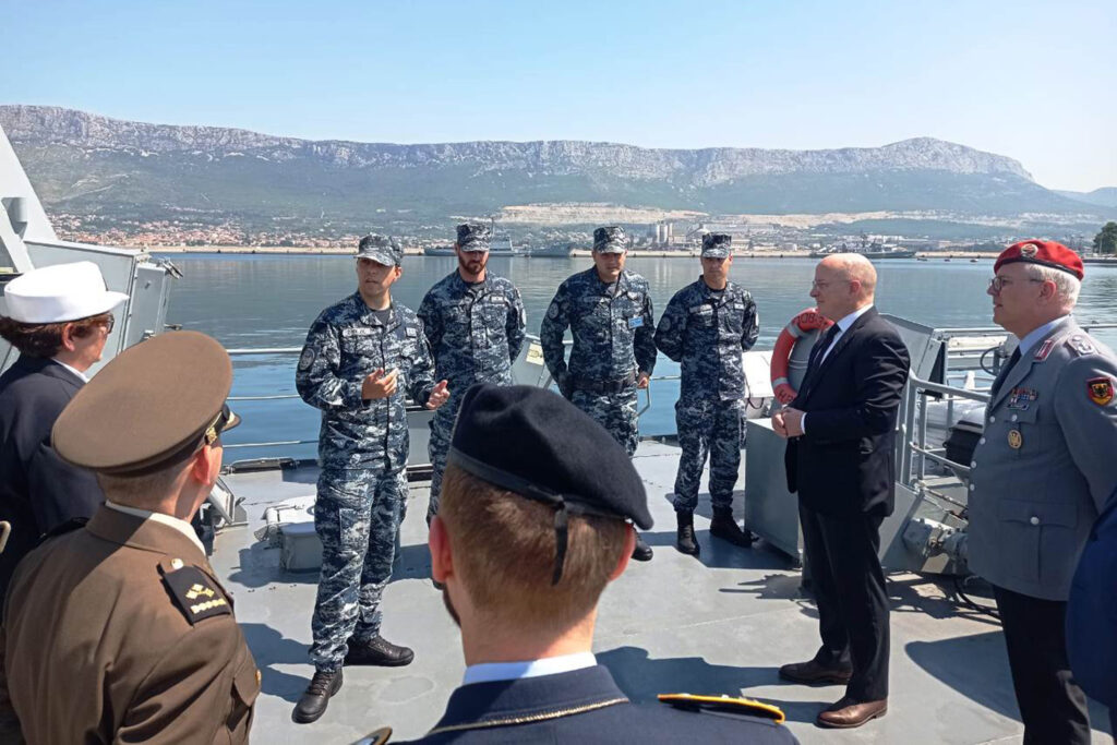 Slika https://www.morh.hr/wp-content/uploads/2023/06/2023-06-21-njem-veleposlanik-u-hrm-1024x683.jpg