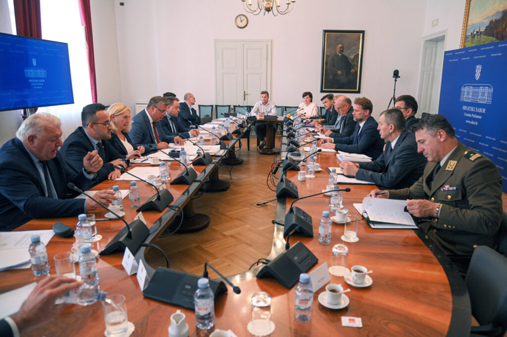 Slika https://www.morh.hr/wp-content/uploads/2023/06/2023-06-28-odbor-za-obranu-1024x682.jpg