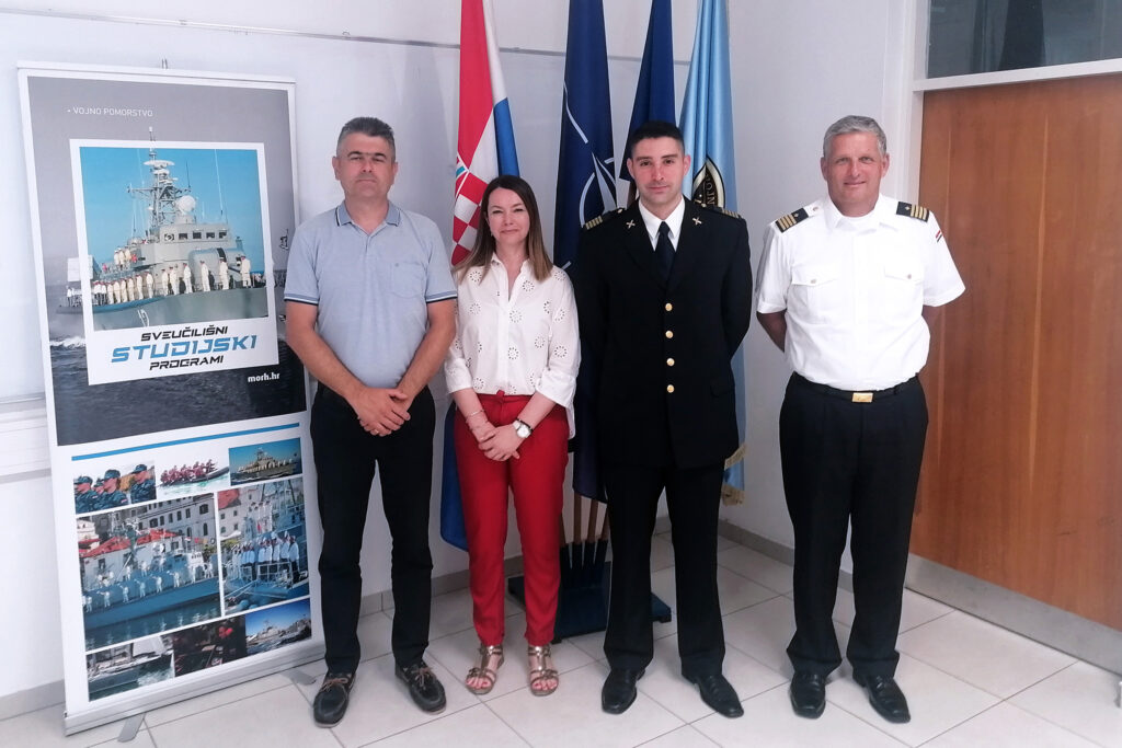 Slika https://www.morh.hr/wp-content/uploads/2023/07/2023-07-17-obrana-diplomskih-radnji-1024x683.jpg