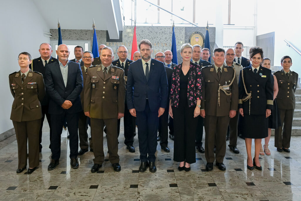 Slika https://www.morh.hr/wp-content/uploads/2023/08/2023-08-22-vojno-diplomatski-zbor-11-1024x683.jpg