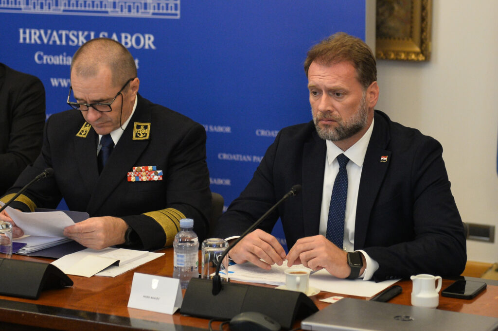 Slika https://www.morh.hr/wp-content/uploads/2023/09/2023-09-21-saborski-odbor-za-obranu-1024x681.jpg