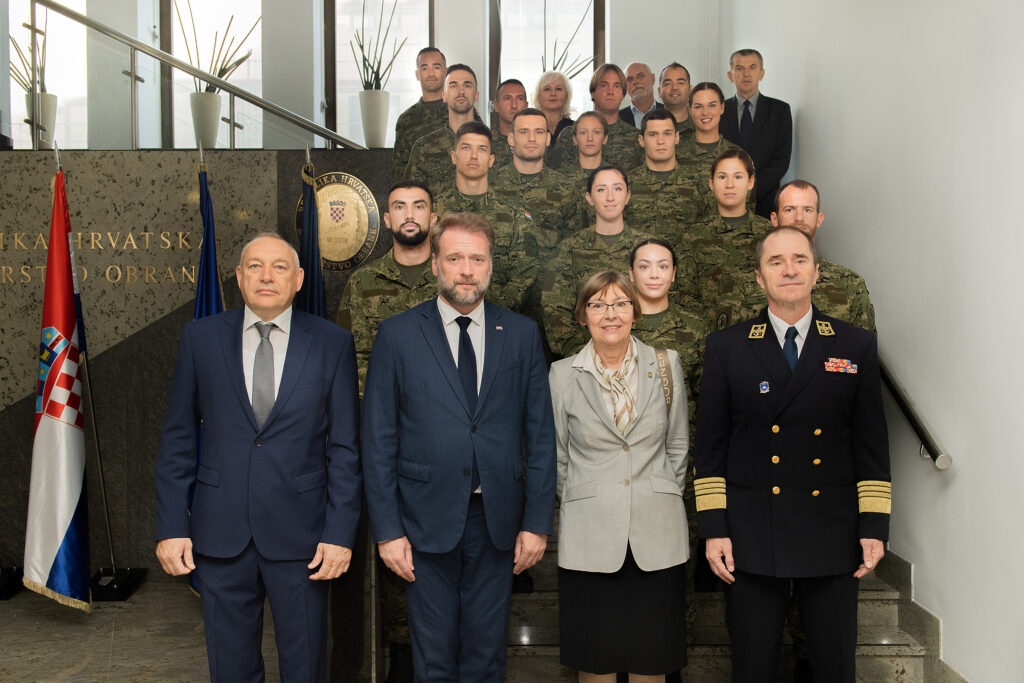 Slika https://www.morh.hr/wp-content/uploads/2023/10/2023-10-03-vrhunski-sportasi-2-1024x683.jpg