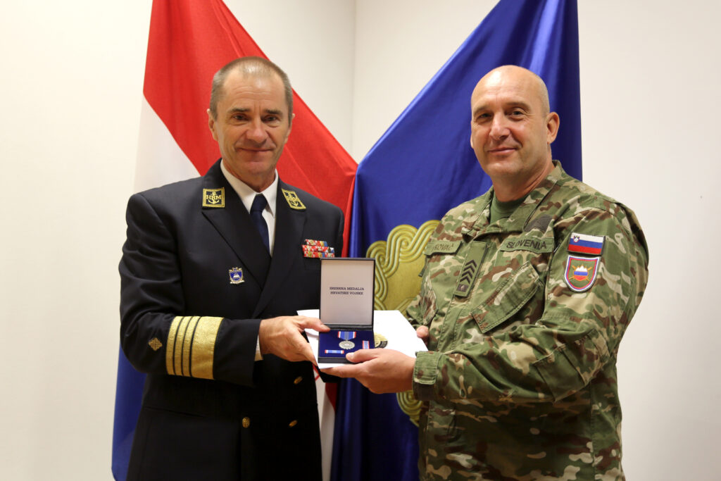 Slika https://www.morh.hr/wp-content/uploads/2023/10/2023-10-04-prvi-docasnik-slovenske-vojske-1024x683.jpg