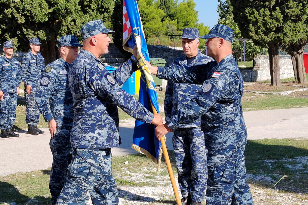 Slika https://www.morh.hr/wp-content/uploads/2023/10/2023-10-05-obalna-straza-1024x683.jpg