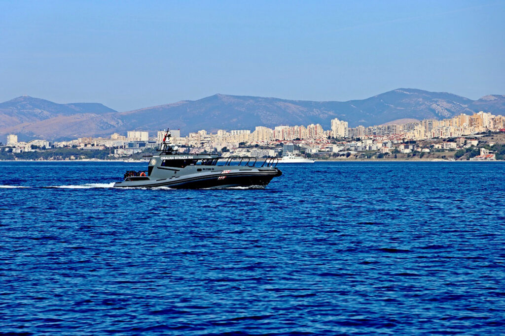 Slika https://www.morh.hr/wp-content/uploads/2023/10/2023-10-10-obalna-straza-1024x683.jpg
