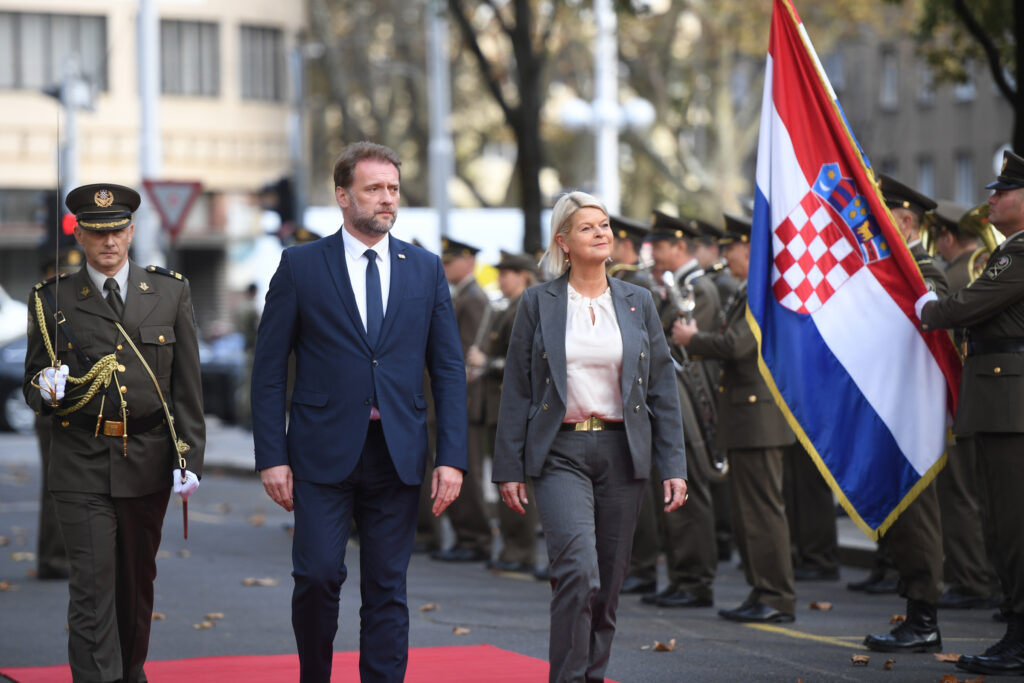 Slika https://www.morh.hr/wp-content/uploads/2023/11/2023-11-09-austrijska-ministrica-1024x683.jpg