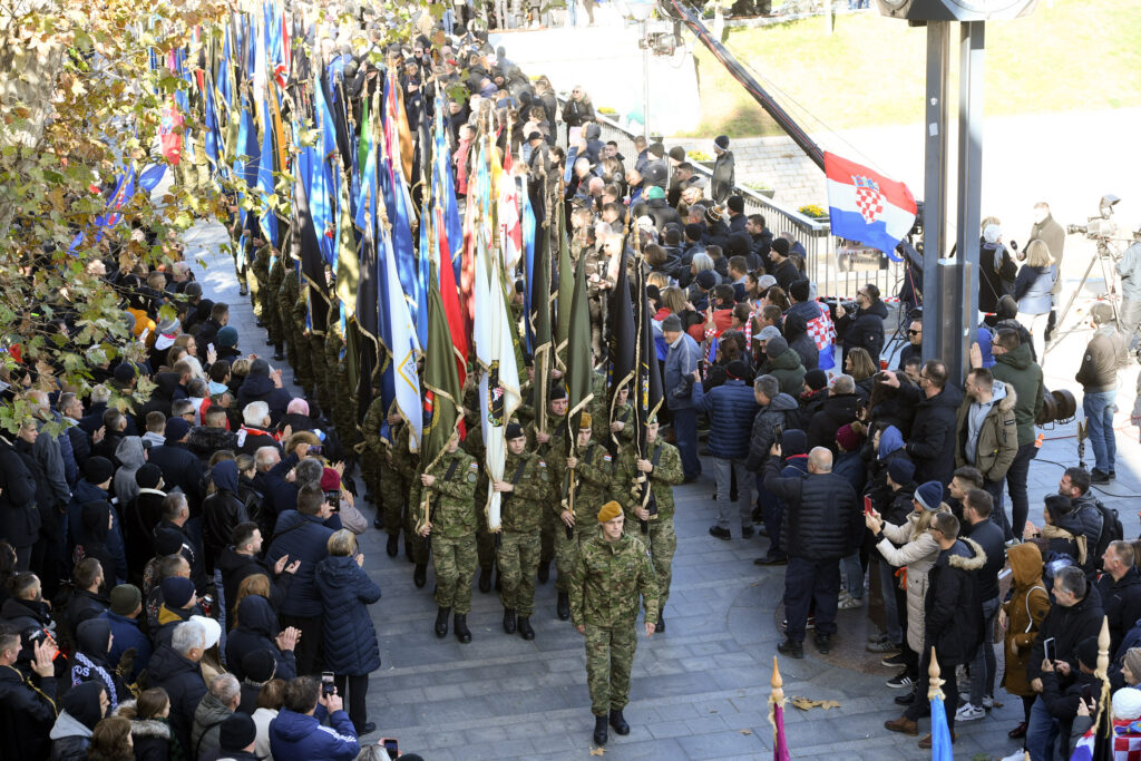 Slika https://www.morh.hr/wp-content/uploads/2023/11/2023-11-18-kolona-sjecanja--1024x683.jpg