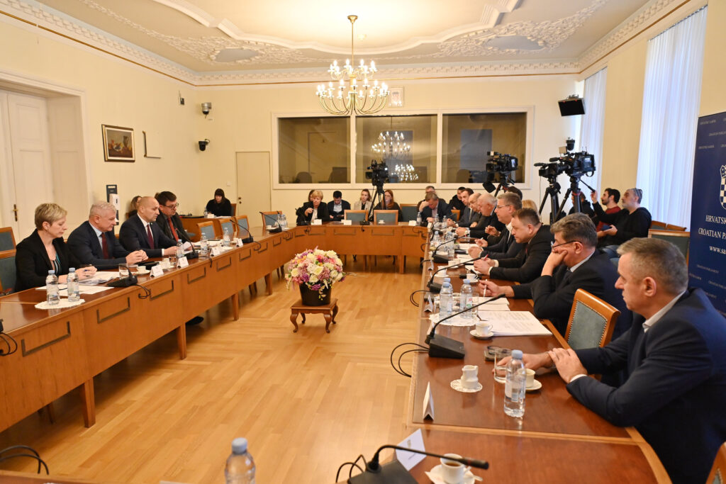 Slika https://www.morh.hr/wp-content/uploads/2023/11/2023-11-24-saborski-odbor-1024x683.jpg