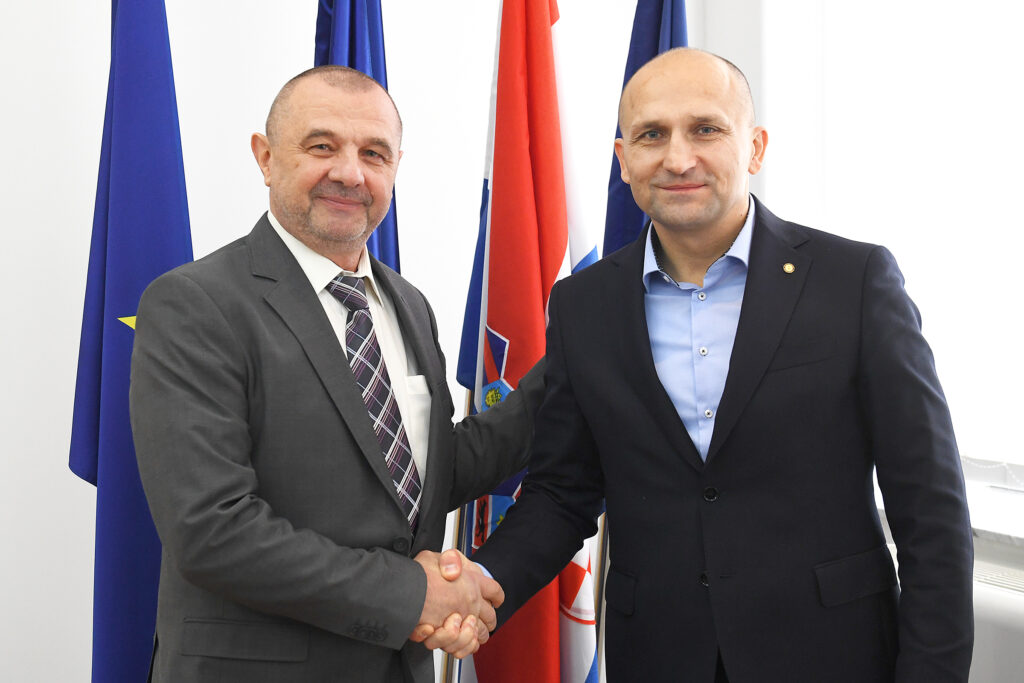 Slika https://www.morh.hr/wp-content/uploads/2023/12/2023-12-01-predstavnik-sindikata-ztc-1024x683.jpg