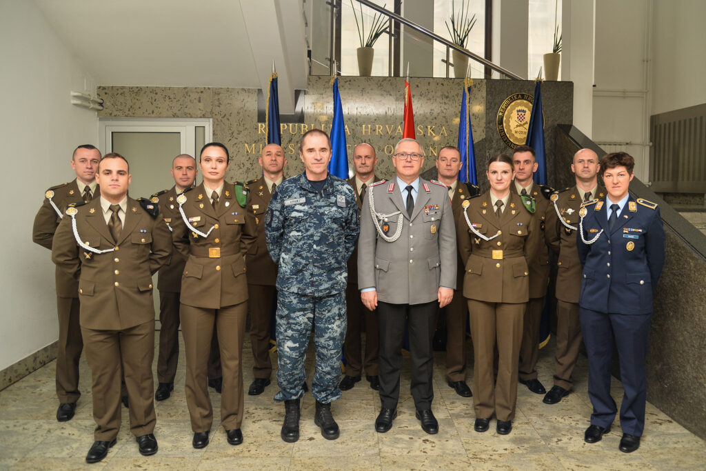 Slika https://www.morh.hr/wp-content/uploads/2023/12/2023-12-04-streljastvo-15-1024x683.jpg