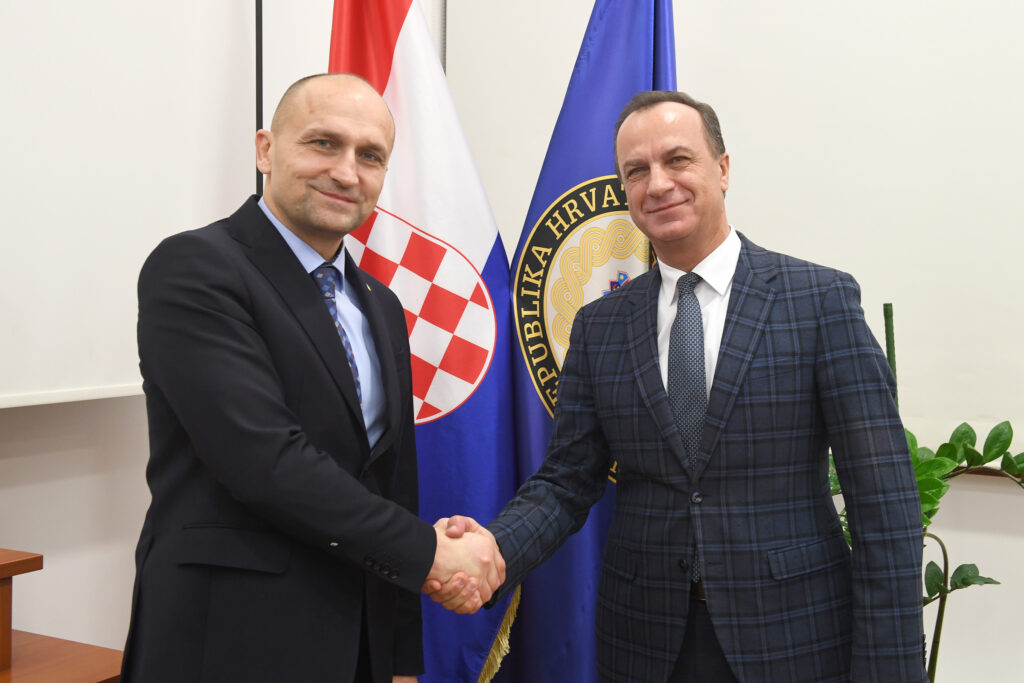 Slika https://www.morh.hr/wp-content/uploads/2023/12/2023-12-05-ukrajinski-veleposlanik-1024x683.jpg