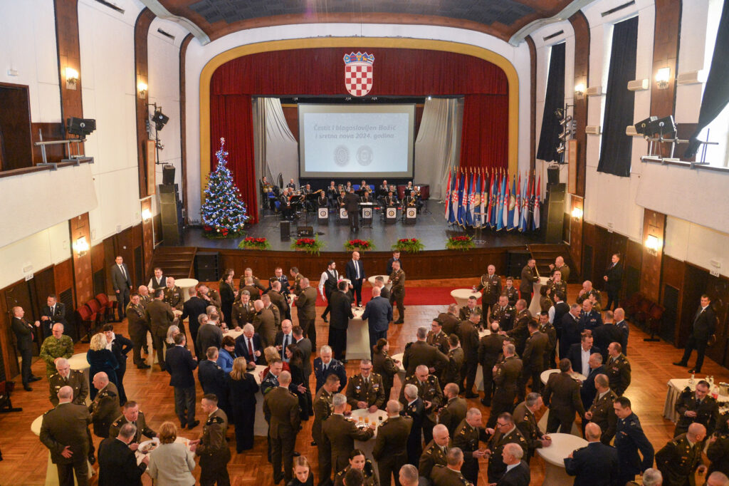 Slika https://www.morh.hr/wp-content/uploads/2023/12/2023-12-18-bozicni-domjenak-2-1024x682.jpg