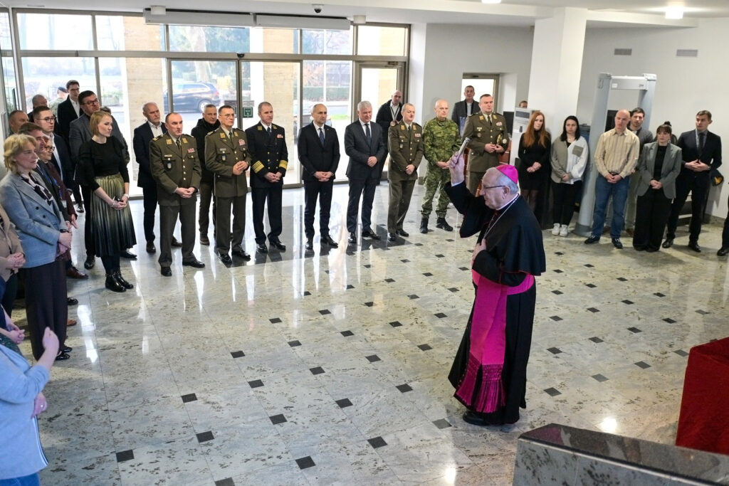 Slika https://www.morh.hr/wp-content/uploads/2023/12/2023-12-19-blagoslov-1024x683.jpg
