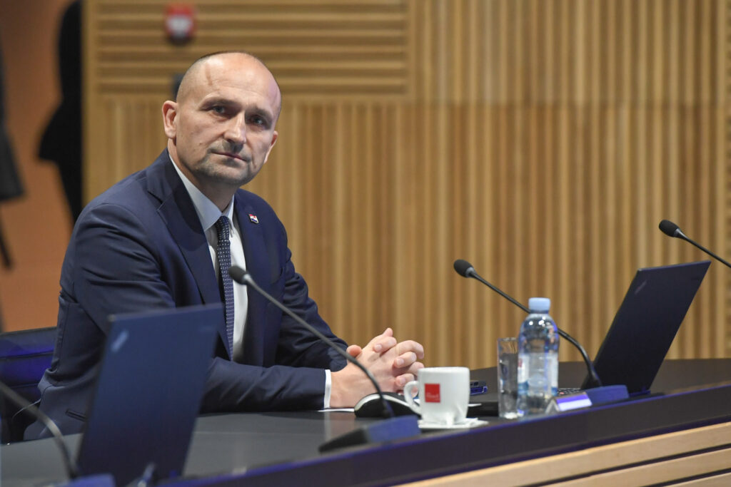 Slika https://www.morh.hr/wp-content/uploads/2024/01/2023-11-16-ivan-anusic-vlada-arhiva-en-1024x683.jpg