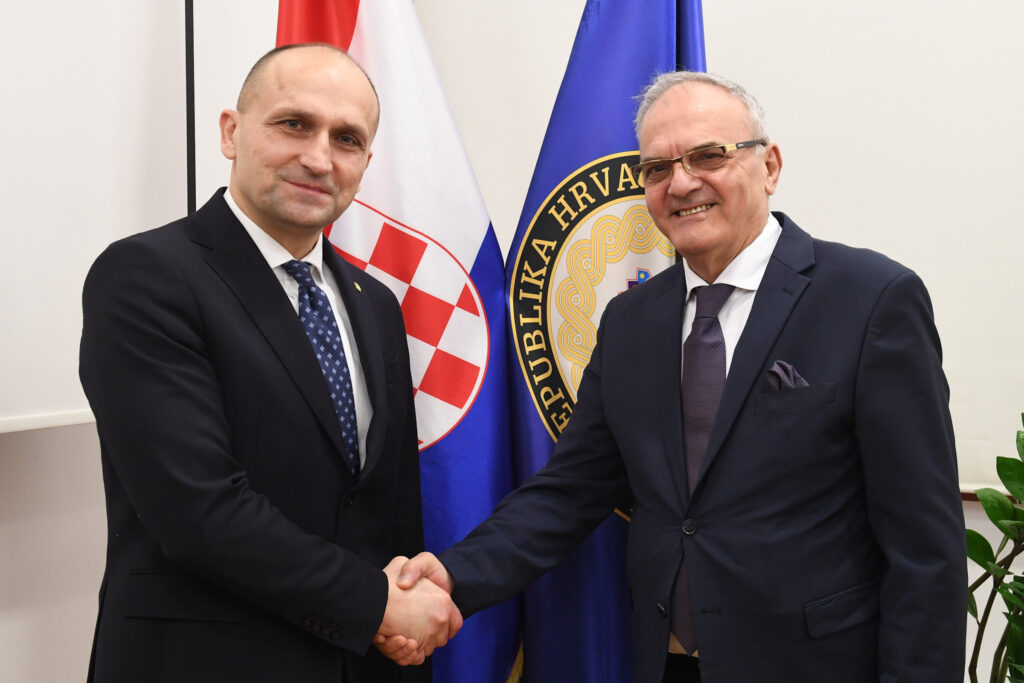 Slika https://www.morh.hr/wp-content/uploads/2024/01/2024-01-10-kosovo-veleposlanik-1024x683.jpg