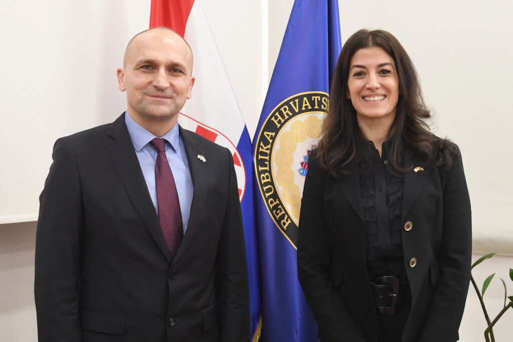 Slika https://www.morh.hr/wp-content/uploads/2024/01/2024-01-29-nastupni-posjet-veleposlanice-sad-1024x683.jpg