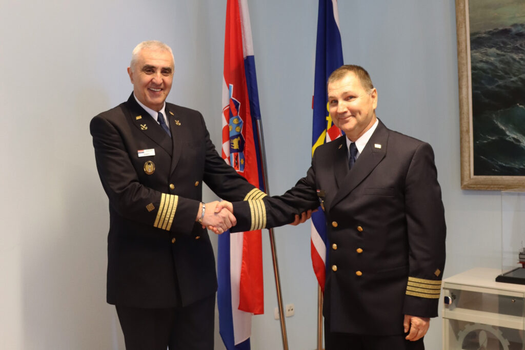 Slika https://www.morh.hr/wp-content/uploads/2024/02/2024-02-02-primopredaja-hrm-4-1024x683.jpg