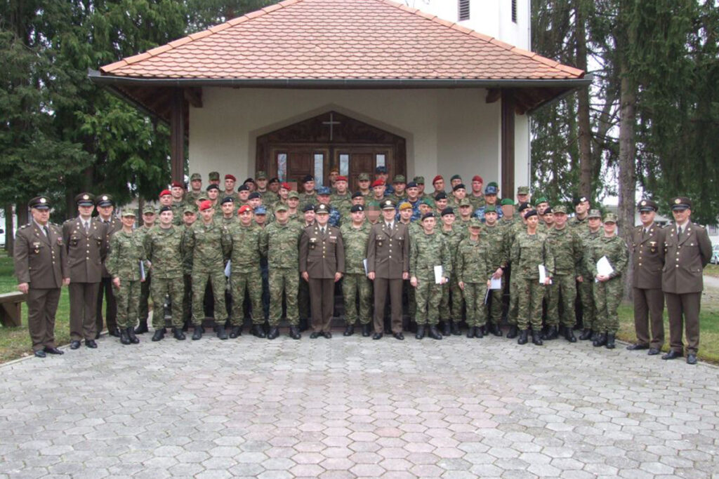 Slika https://www.morh.hr/wp-content/uploads/2024/02/2024-02-12-46-narastaj-napredne-docasnicke-izobrazbe-1-1024x683.jpg