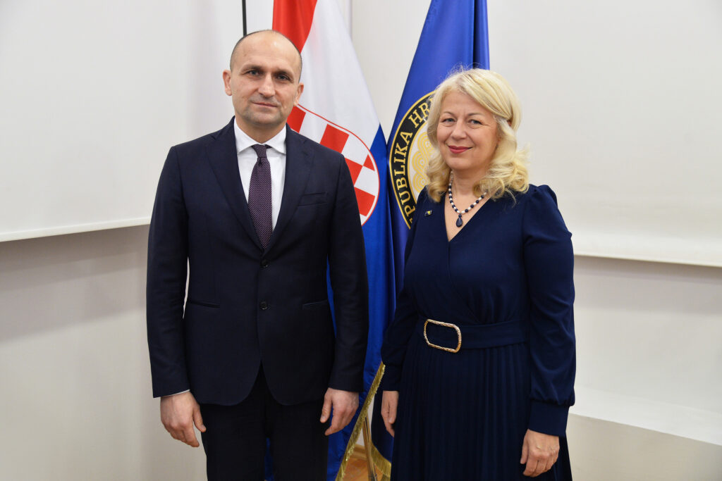 Slika https://www.morh.hr/wp-content/uploads/2024/02/2024-02-13-posjet-veleposlanice-bih-1024x683.jpg