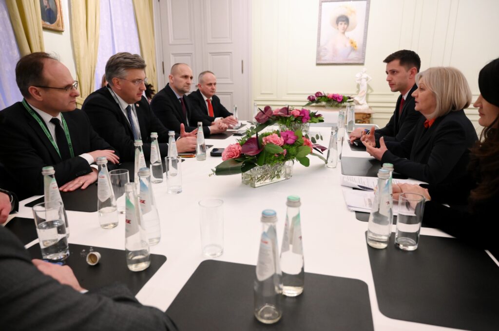 Slika https://www.morh.hr/wp-content/uploads/2024/02/2024-02-16-minhenska-konferencija-1024x681.jpeg