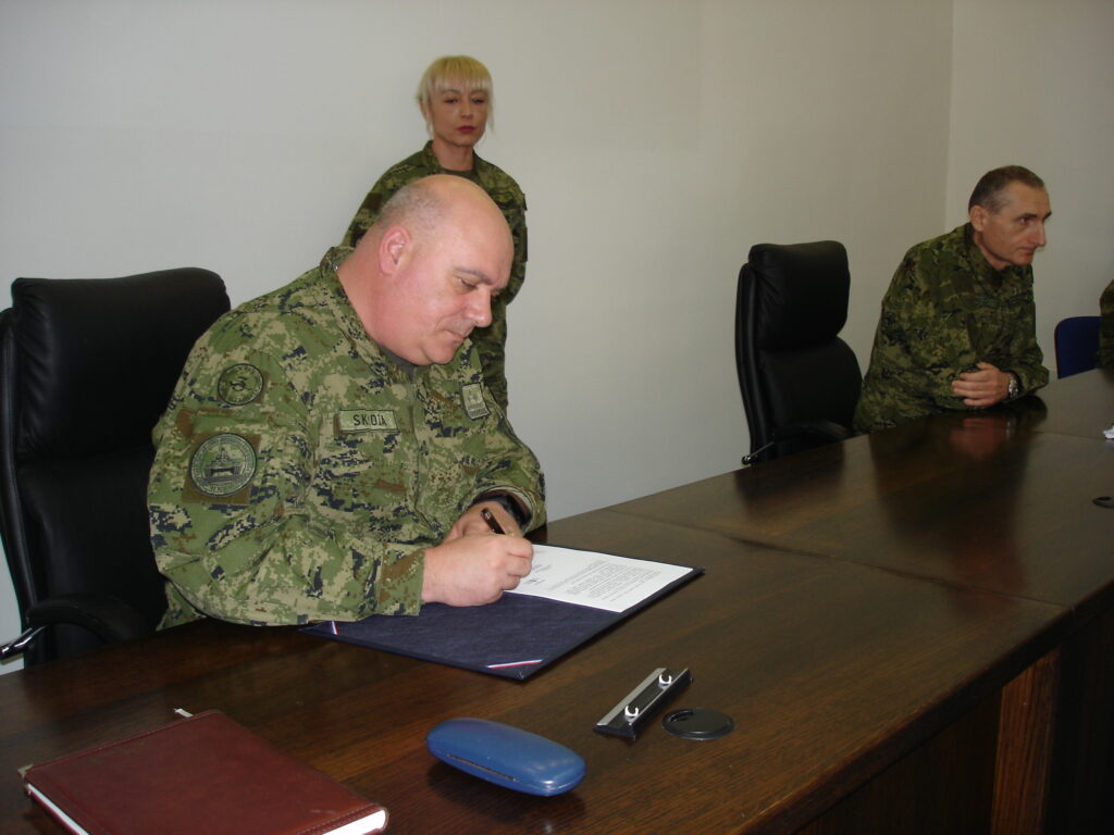 Slika https://www.morh.hr/wp-content/uploads/2024/02/2024-02-20-general-skroza-zamjenik-zapovjednika-hkov-a--1024x768.jpg