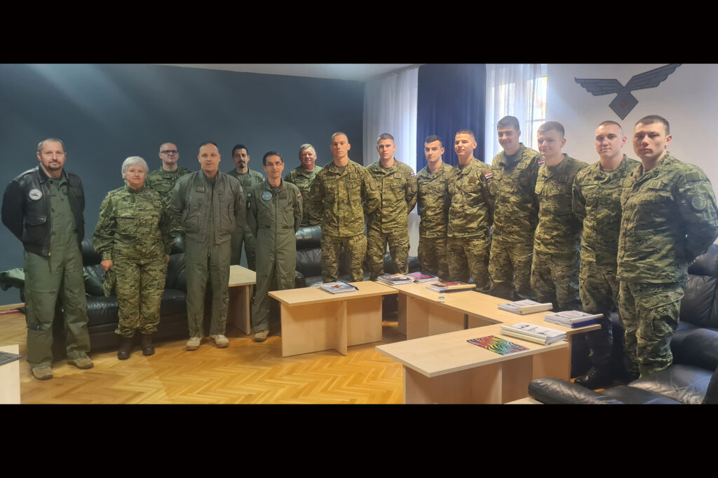 Slika https://www.morh.hr/wp-content/uploads/2024/02/2024-02-29-obuka-ucenika-letaca-1024x683.jpg