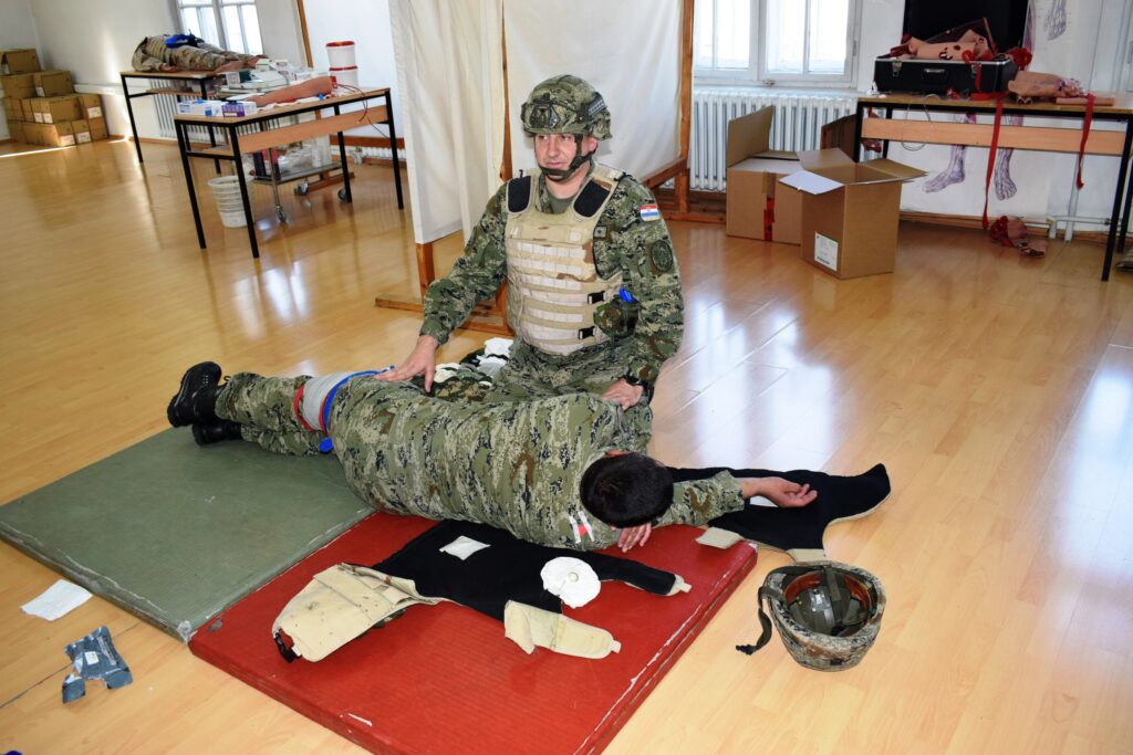 Slika https://www.morh.hr/wp-content/uploads/2024/03/2024-03-20-obuka-borbeni-spasioc-3-1024x683.jpg