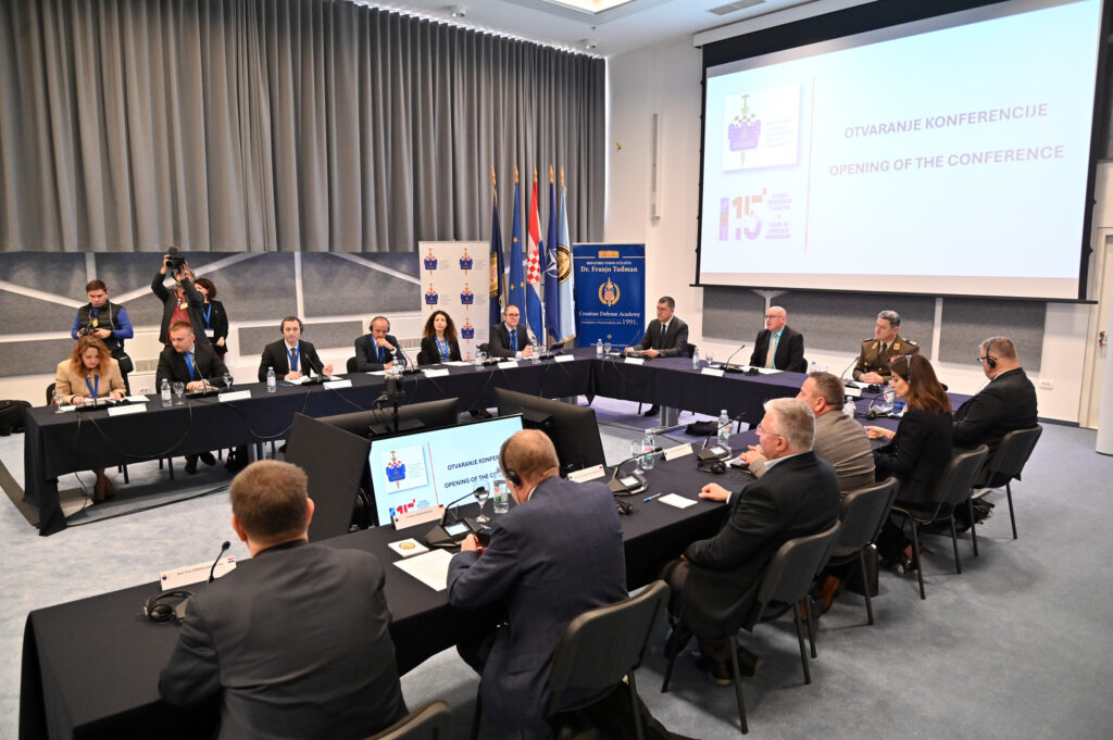 Slika https://www.morh.hr/wp-content/uploads/2024/04/2024-04-04-hvu-okrugli-stol-1024x681.jpg