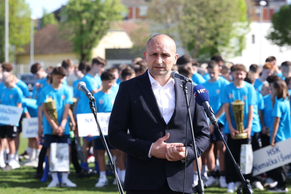 Slika https://www.morh.hr/wp-content/uploads/2024/04/2024-04-05-memorijal-vukovarskih-branitelja-1024x683.jpeg