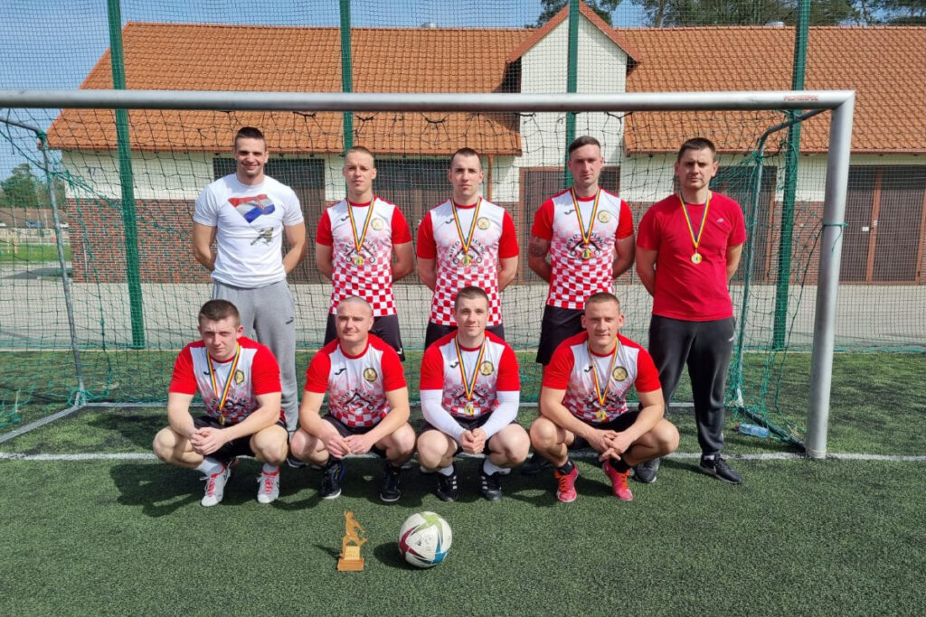 Slika https://www.morh.hr/wp-content/uploads/2024/04/2024-04-08-nogometni-turnir-1024x683.jpg