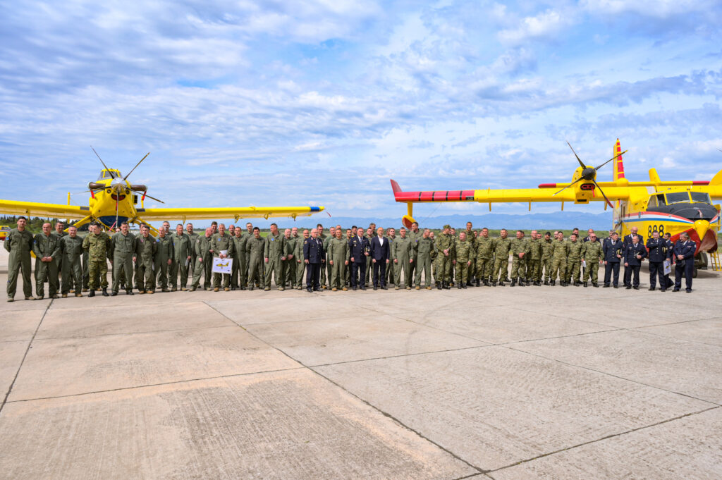 Slika https://www.morh.hr/wp-content/uploads/2024/04/2024-04-10-30-obljetnica-855-protupozarne-eskadrile-1024x681.jpg