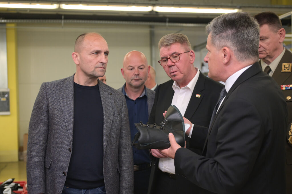 Slika https://www.morh.hr/wp-content/uploads/2024/04/2024-04-12-jelen-obuca-1024x682.jpg