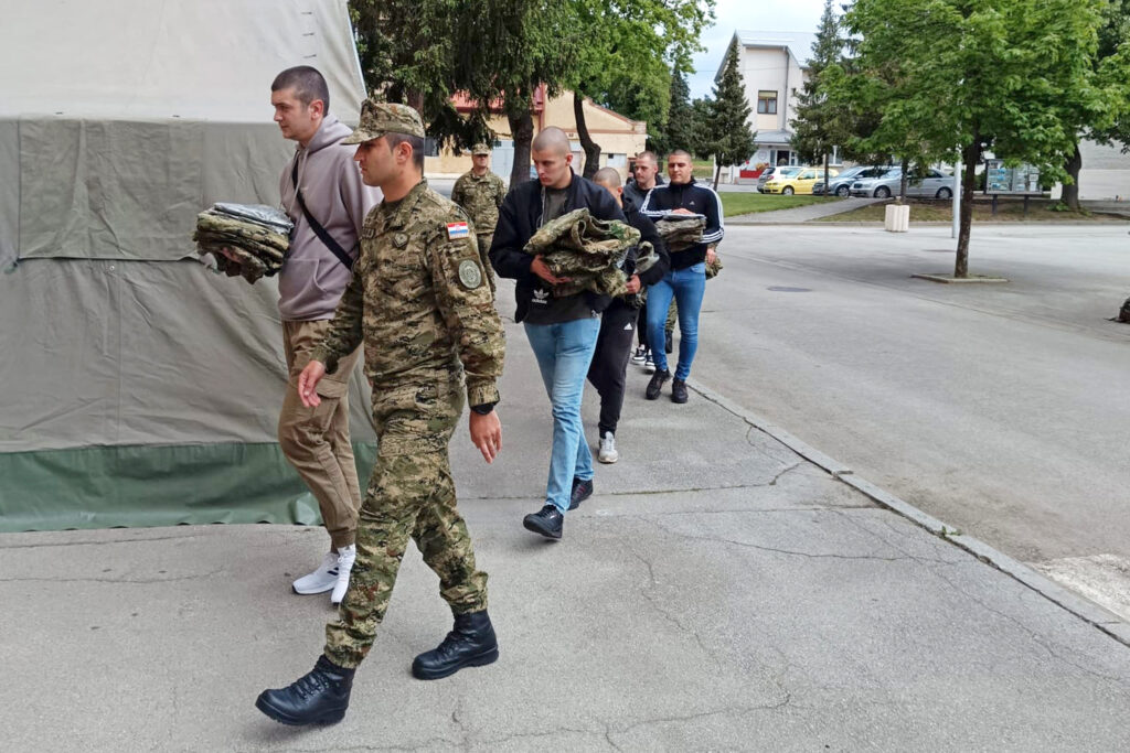 Slika https://www.morh.hr/wp-content/uploads/2024/04/2024-04-26-dragovoljni-rocnici-1024x683.jpg