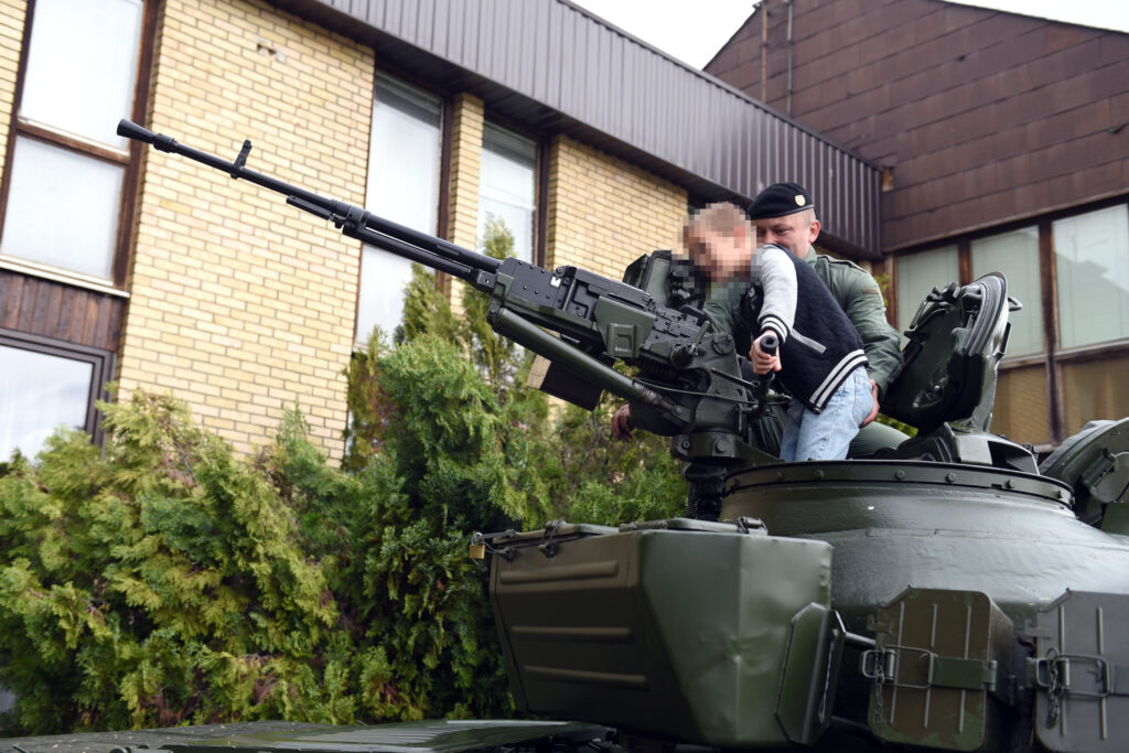 Slika https://www.morh.hr/wp-content/uploads/2024/04/2024-04-28-kune-dan-otvorenih-vtara-ilustracija-1024x683.jpg