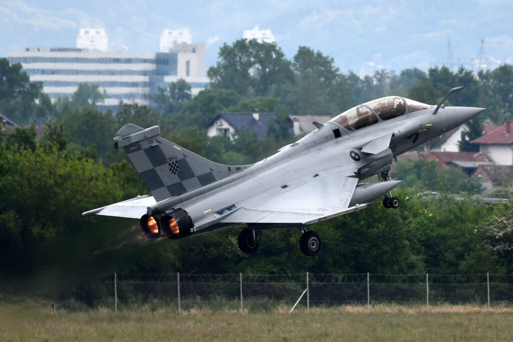 Slika https://www.morh.hr/wp-content/uploads/2024/05/2024-05-01-polijetanje-rafala-1024x683.jpg